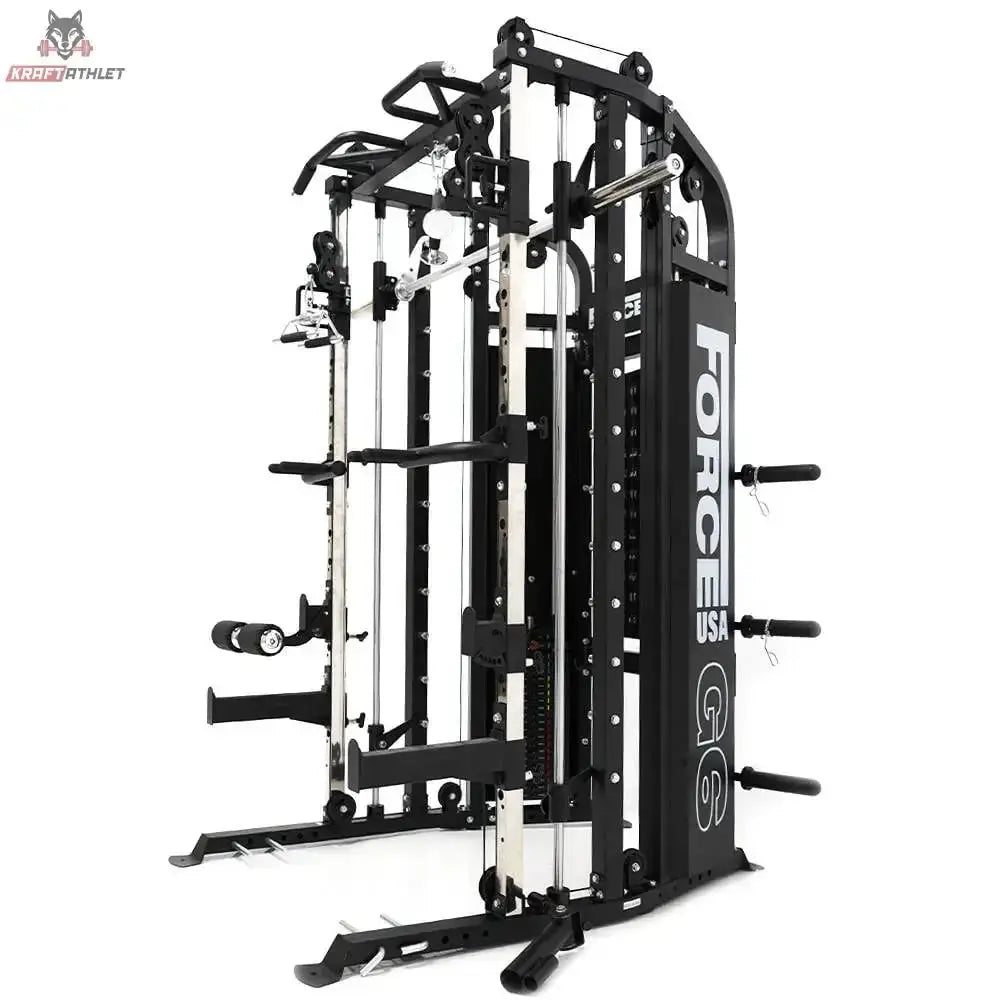 Force USA G6 All-In-One Trainer in Schwarz, Schrägansicht von links mit Hantelablagen