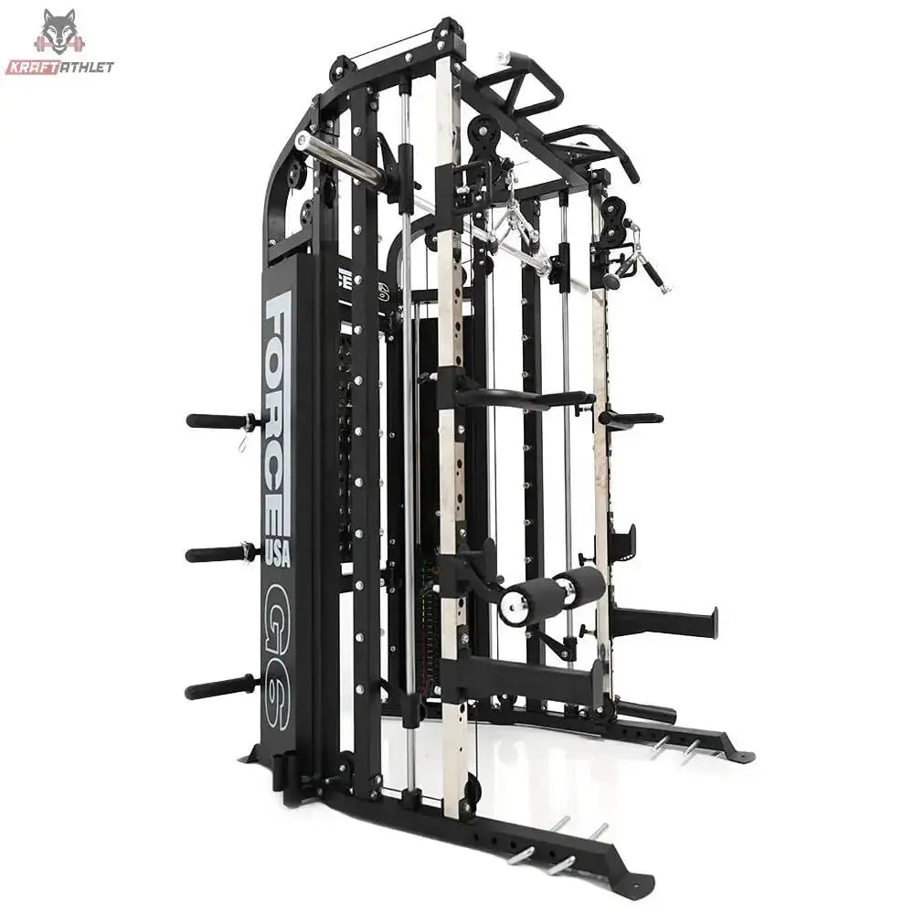 Force USA G6 All-In-One Trainer in Schwarz, Schrägansicht mit Kabelzügen und Seitenverkleidung