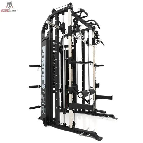 Force USA G6 All-In-One Trainer in Schwarz, Schrägansicht mit Kabelzügen und Seitenverkleidung