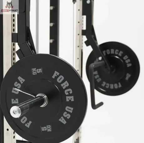 Force USA G6 Jammer Arms, Detail der Hantelaufnahme mit aufgesteckten schwarzen Hantelscheiben