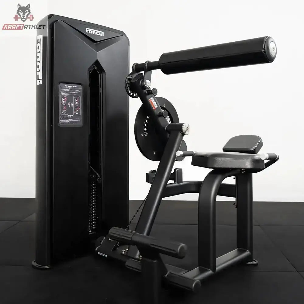 Force USA Kinetic Series Bauch- und Rückenstrecker-Maschine im Studio auf Gummiboden in Schrägansicht