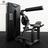 Force USA Kinetic Series Bauch- und Rückenstrecker-Maschine im Studio auf Gummiboden in Schrägansicht