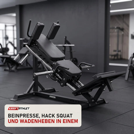 Force USA Kompakte Beinpresse & Hack Squat V3 in einem fertig eingerichteten Studio mit dunklen Wänden und Gummiboden