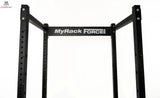 Force USA MyRack Power Rack Basis: Detail der oberen Querstrebe mit MyRack-Schriftzug