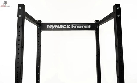 Force USA MyRack Power Rack Basis: Detail der oberen Querstrebe mit MyRack-Schriftzug
