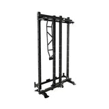 Force USA MyRack SpaceSaver klappbares Power Rack in Schrägansicht eingeklappt mit Klimmzugstange