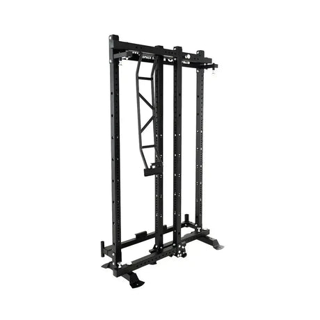 Force USA MyRack SpaceSaver klappbares Power Rack in Schrägansicht eingeklappt mit Klimmzugstange
