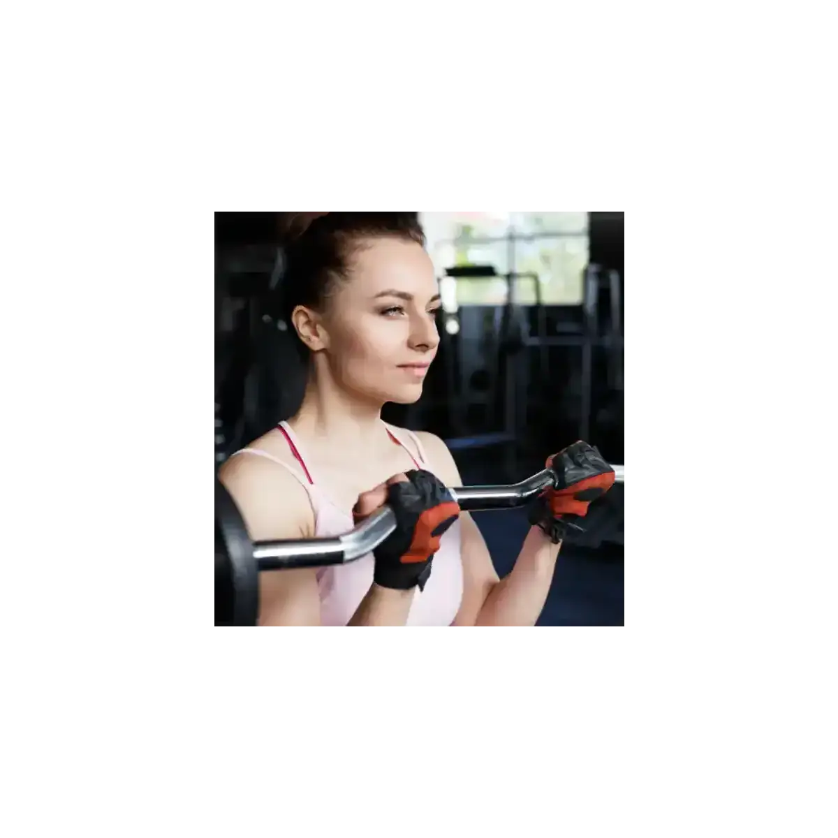 Frau trainiert Bizepscurls mit der Force USA Olympische Z-Stange im Fitnessstudio, Handschuhe an