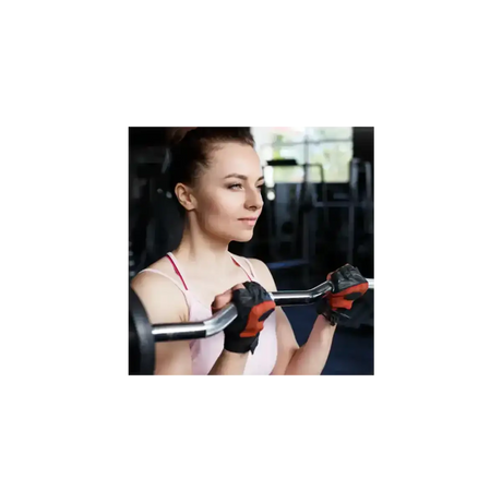 Frau trainiert Bizepscurls mit der Force USA Olympische Z-Stange im Fitnessstudio, Handschuhe an