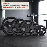 Force USA Olympisches Gewichtsscheiben-Set 1000 kg in einem fertig eingerichteten Studio mit dunklen Wänden und Gummiboden