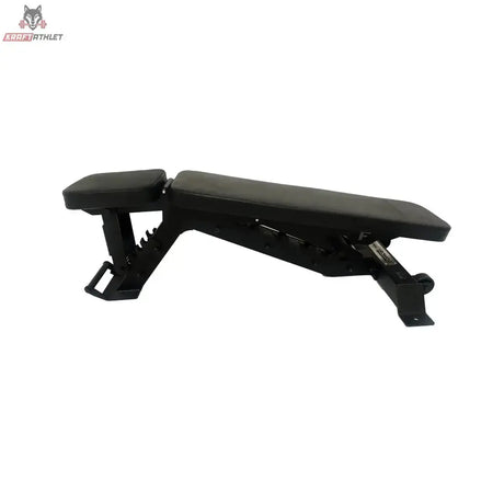 Force USA Pro Series FID Bench Hantelbank in Schwarz, flache Position, Schrägansicht von vorn