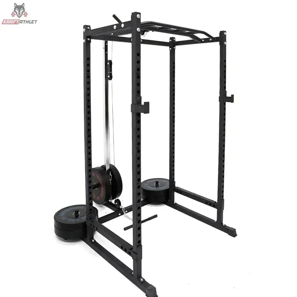 Force USA PT V2 Lat Attachment, montiert an einem Power Rack mit Hantelscheiben, Schrägansicht