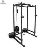 Force USA PT V2 Lat Attachment, montiert an einem Power Rack mit Hantelscheiben, Schrägansicht