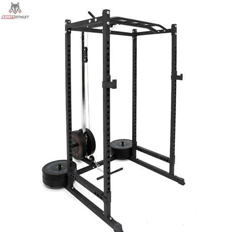 Force USA PT V2 Lat Attachment, montiert an einem Power Rack mit Hantelscheiben, Schrägansicht