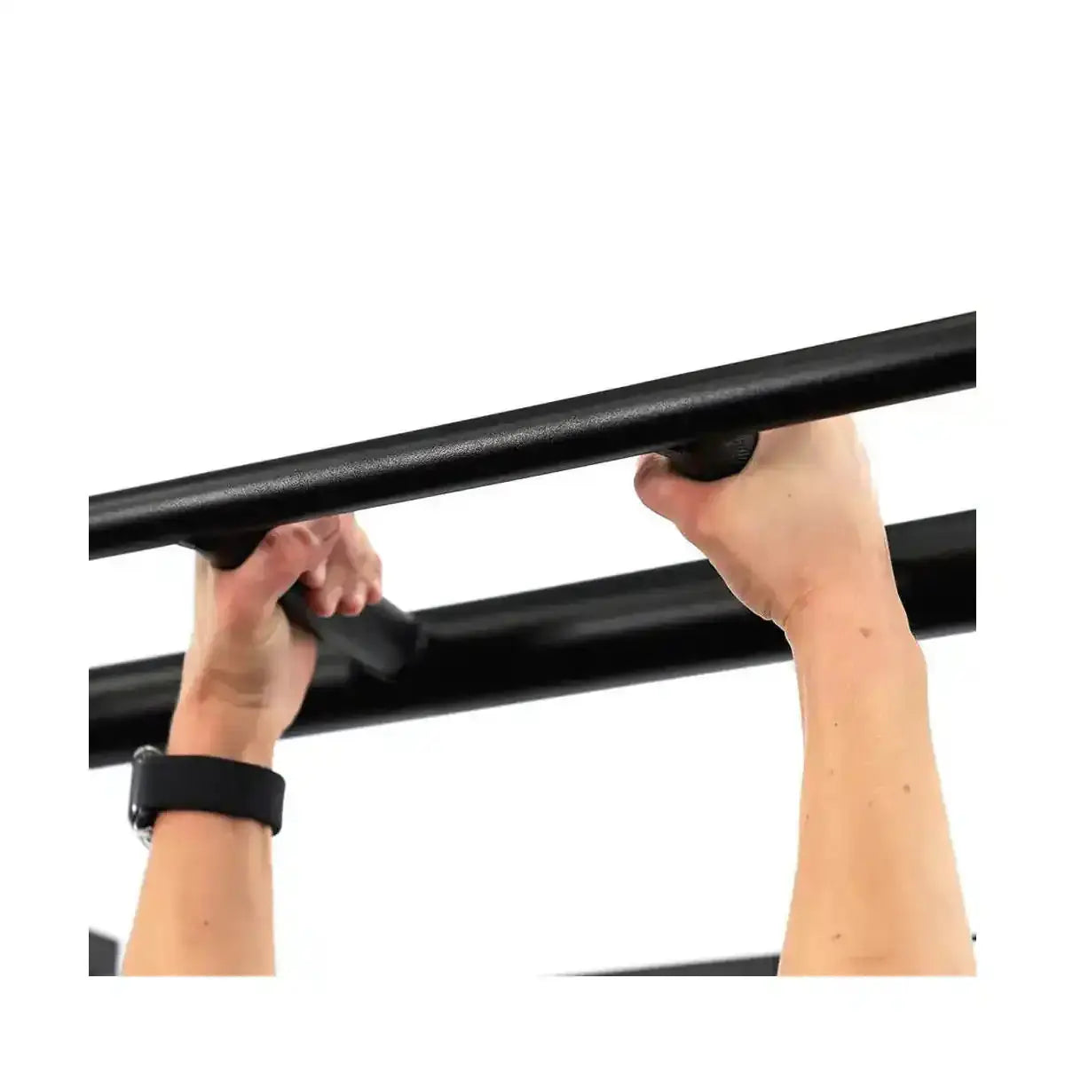 Force USA PT V2 Power Rack + Lat Attachment, Detail der Hände an der Klimmzugstange