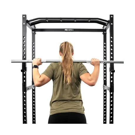 Force USA PT V2 Power Rack + Lat Attachment, Rückansicht einer Frau mit Langhantel im Rack
