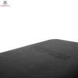 Force USA Semi Professionelle Flachbank im Detail: Polsterkante mit Logoprägung aus flachem Winkel