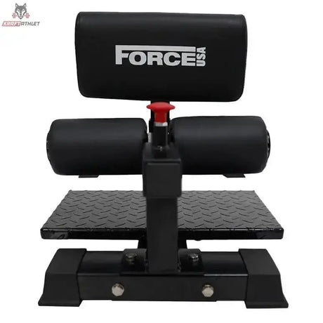 Force USA Sissy Squat Gerät, Frontansicht auf Riffelblech-Trittfläche und Polster mit Logo