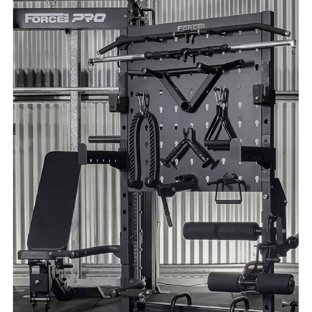 Force USA Storage Rack Pro Zubehörregal, Regal Studio Installation Schrägansicht