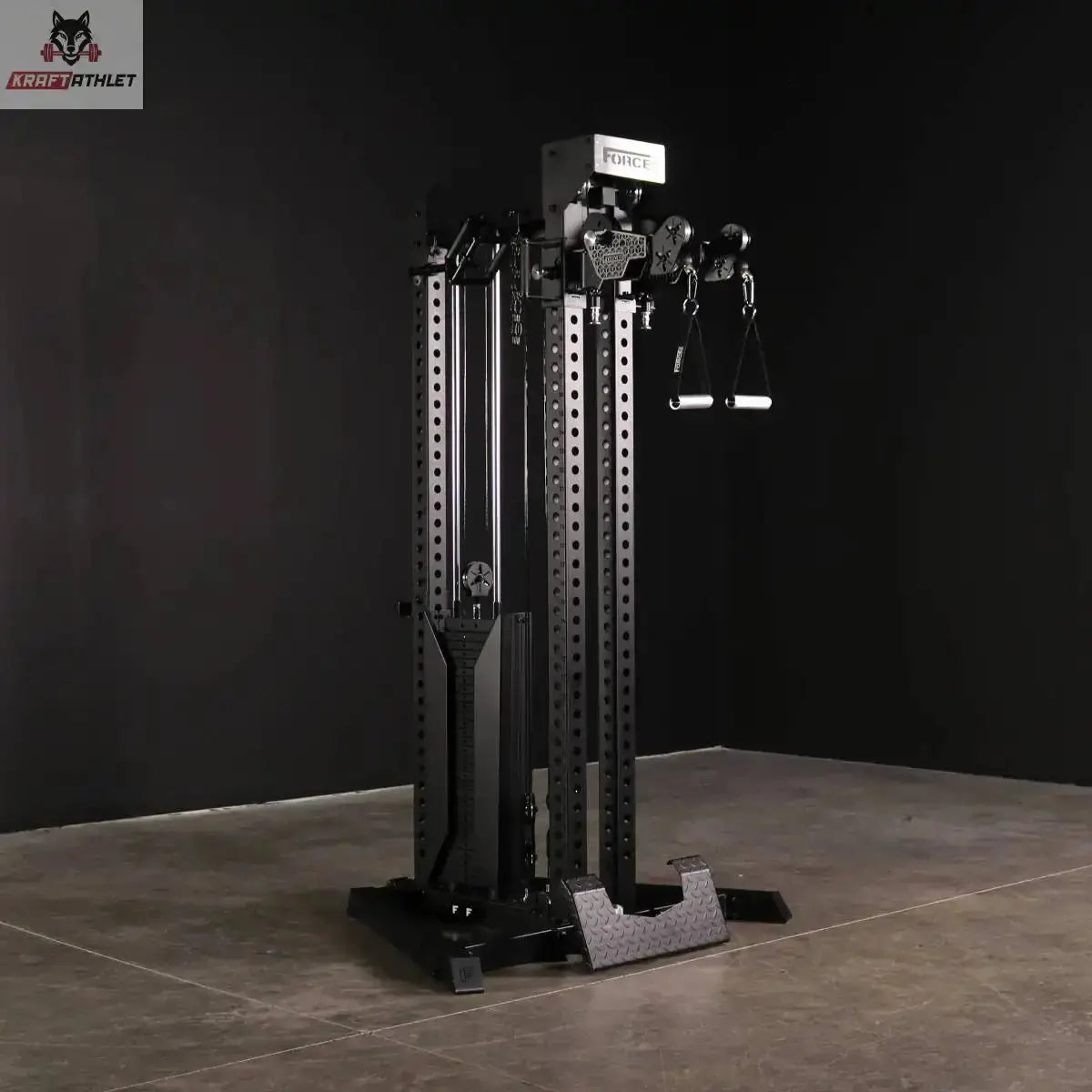 Force USA Tandem Tower Kabelturm in einem dunklen Trainingsraum auf Betonboden