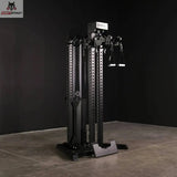 Force USA Tandem Tower Kabelturm in einem dunklen Trainingsraum auf Betonboden