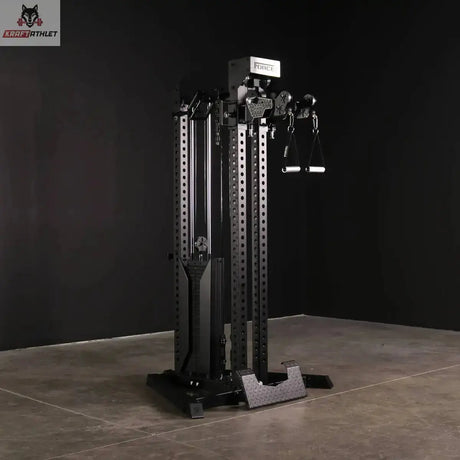 Force USA Tandem Tower Kabelturm in einem dunklen Trainingsraum auf Betonboden