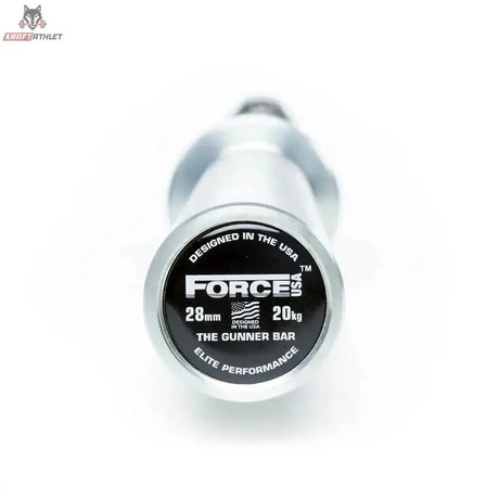 Force USA The Gunner Barbell V2, Detail der Hantelhülse mit Endkappe und Gewichtsangabe