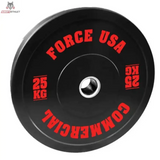 Force USA Ultimate Training Bumper Plate 20 kg, schwarze Scheibe mit roter Schrift, Frontansicht