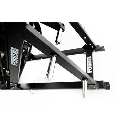 Force USA Ultimate V2 Leg Press & Hack Squat: Detail des Rahmens mit Führungsschienen und Logo