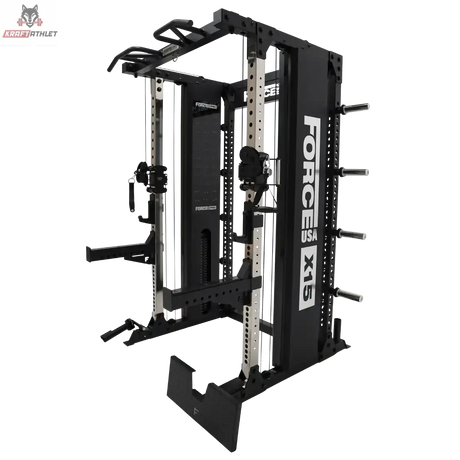 Force USA X15 Pro Multi Trainer in Schwarz, Schrägansicht vor schwarzem Hintergrund