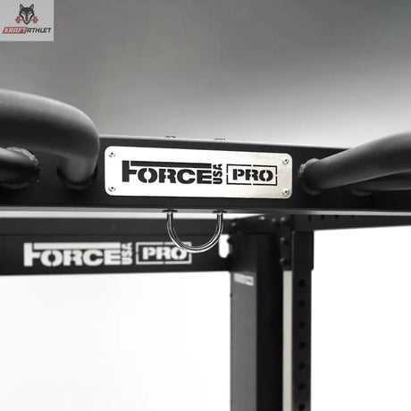 Force USA X20 Pro Multi Trainer, Detail der Klimmzuggriffe mit Pro-Plakette am oberen Rahmen