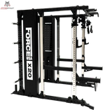 Force USA X20 Pro Multi Trainer in Schwarz, Schrägansicht von hinten mit Gewichtsturm und Seitenverkleidung
