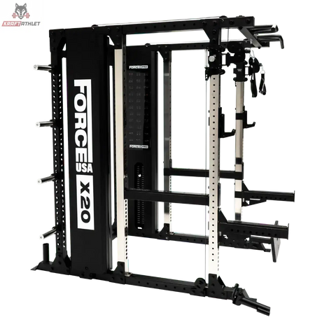 Force USA X20 Pro Multi Trainer in Schwarz, Schrägansicht von hinten mit Gewichtsturm und Seitenverkleidung