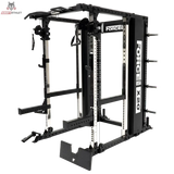 Force USA X20 Pro Multi Trainer in Schwarz, Schrägansicht mit Rack, Kabelzügen und Hantelablagen