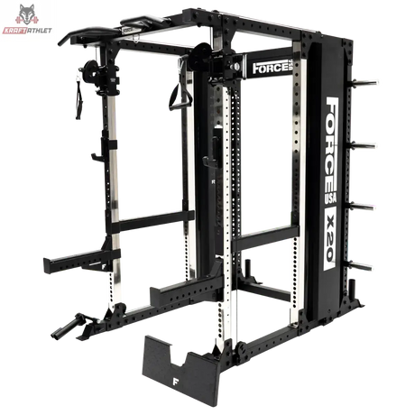 Force USA X20 Pro Multi Trainer in Schwarz, Schrägansicht mit Rack, Kabelzügen und Hantelablagen