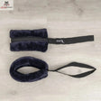 Hegren Cadillac Fur Loops in Blau-Schwarz, Hand- und Fußschlaufe auf Holzboden in der Draufsicht