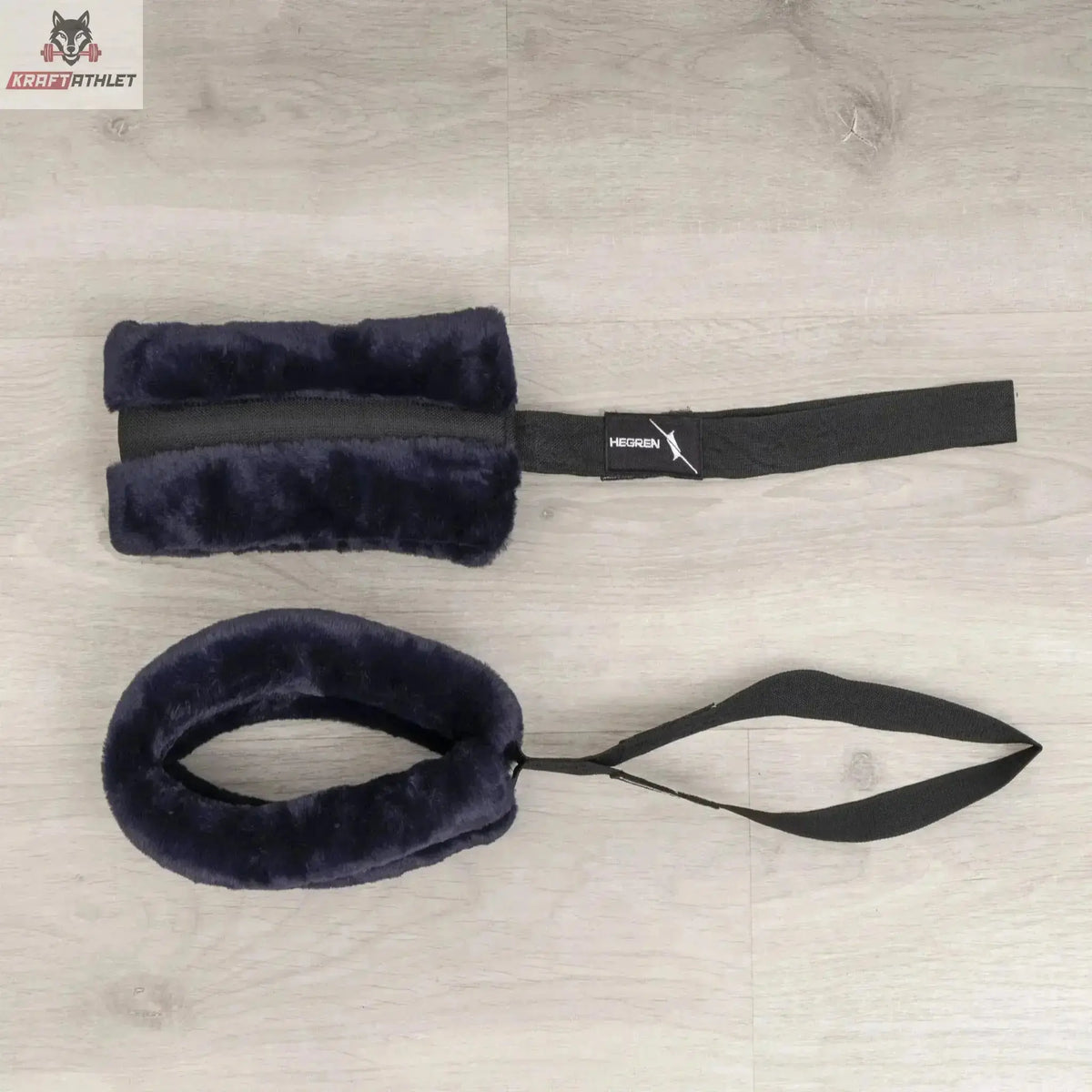 Hegren Cadillac Fur Loops in Blau-Schwarz, Hand- und Fußschlaufe auf Holzboden in der Draufsicht