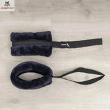 Hegren Cadillac Fur Loops in Blau-Schwarz, Hand- und Fußschlaufe auf Holzboden in der Draufsicht