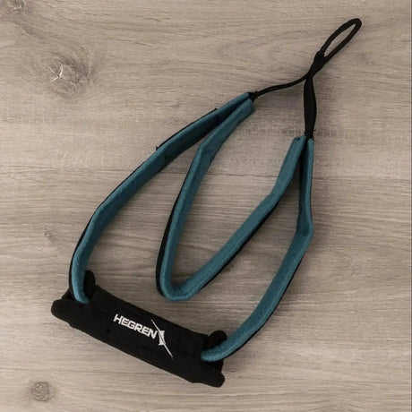 Hegren Double Loop Covers, schwarzer Bezug an petrolfarbener Doppelschlaufe auf Holzboden