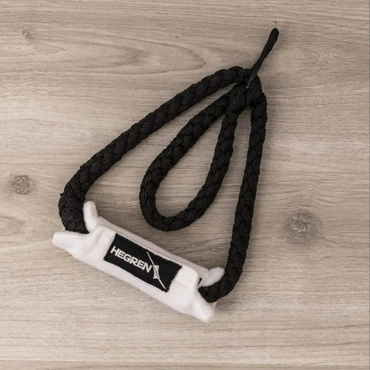 Hegren Double Loop Covers, weißer Fleece-Bezug an schwarzer Doppelschlaufe auf Holzboden