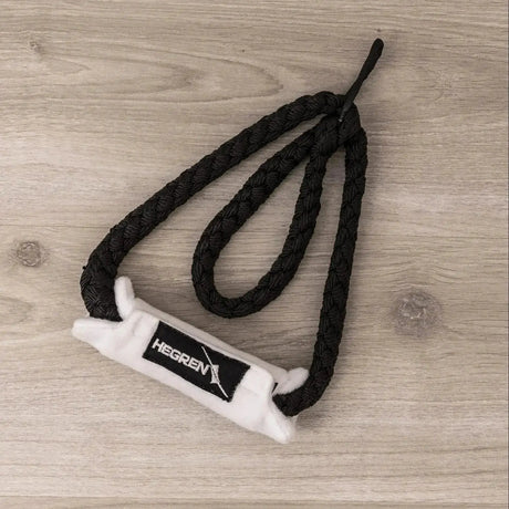 Hegren Double Loop Covers, weißer Fleece-Bezug an schwarzer Doppelschlaufe auf Holzboden