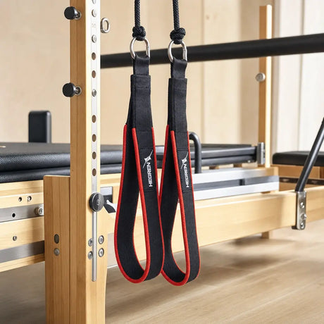 Hegren Double Loop Straps hängen am Pilates Reformer im Studio