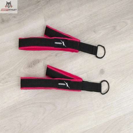 Hegren Double Loop Straps, Paar in Schwarz-Magenta auf Holzboden
