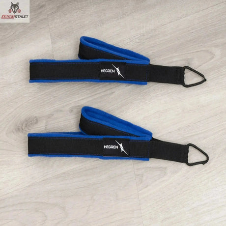 Hegren Double Loop Straps, Paar in Schwarz-Königsblau auf Holzboden
