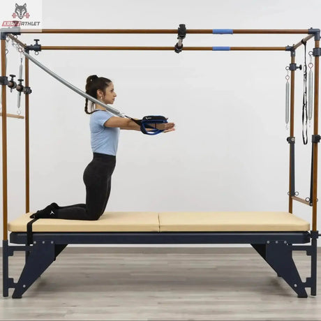 Hegren Double Loop Straps, Frau kniend am Cadillac beim Training mit den Schlaufen