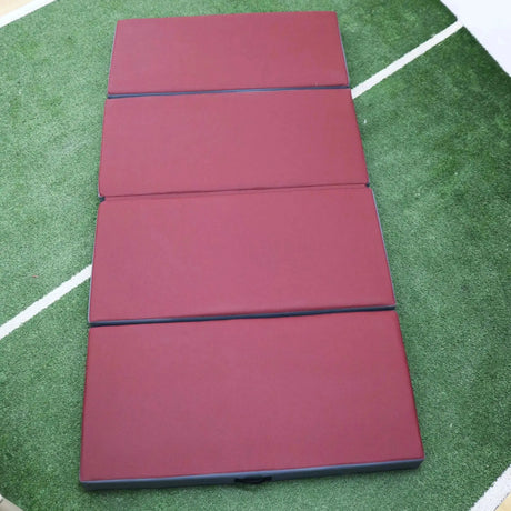 Hegren Foldable Mat in Bordeaux, ausgeklappte vierteilige Matte auf Kunstrasen