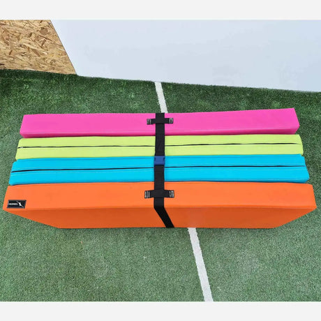 Hegren Foldable Mat, zusammengefaltete Matten in mehreren Farben mit Gurt auf Kunstrasen