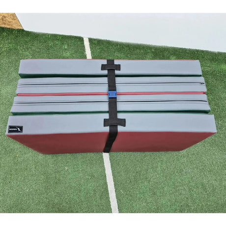 Hegren Foldable Mat, gefaltete Matte in Grau und Bordeaux mit Haltegurt