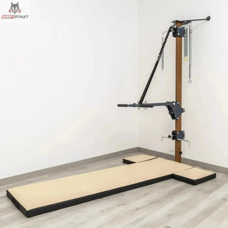 Hegren High Density Pilates-Matte in T-Form mit zwei Erweiterungskissen vor der Wand-Pilates-Station, ohne Person