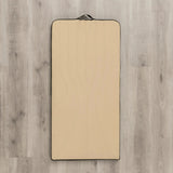 Hegren High Density Pilates-Matte in Beige, Draufsicht auf Holzboden mit Tragegriff am Kopfende